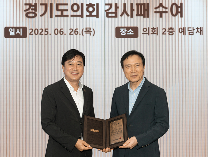 왼쪽 김영기 의원. (사진=김영기 의원실 제공)