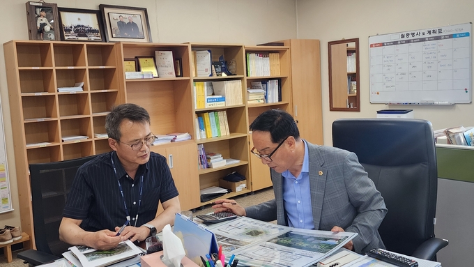 한민수 의원이 간석여중에서 간담회를 갖고 교육복지 현안을 점검하고 있다. ( 사진 = 인천시의회 제공 )