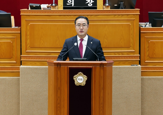 강익수 안양시의원이 27일 시의회 제303회 정례회 제2차 본회의에서 5분 발언을 하고 있다. (사진=안양시의회 제공)