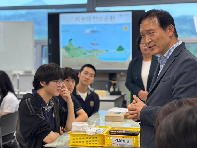  26일 임태희 교육감이 국립과천과학관에서 진행하는 공동교육과정 수업을 방문해 학생들을 격려하고 있다. (사진=경기도교육청 제공)