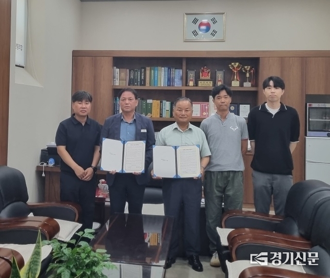 안성시 산림녹지과와 안성시산림조합이 산사태 재난관리자원 응원체계 구축을 위한 업무협약(MOU) 체결하고 있다. (사진=안성시 제공)