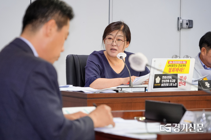 황윤희 안성시의회 의원이 제232회 정례회 행정사무감사에서 안성시 위원회 구성의 구조적 문제를 질의하고 있다. (사진=안성시의회 제공)