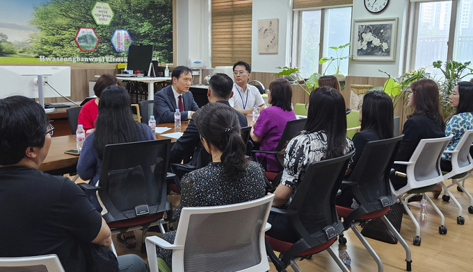  지난 27일 오후 임태희 경기도교육감이 화성반월초등학교에서 열린 화성 열병합발전소 설치에 반대하는 학부모 간담회에 참여했다. (사진=경기도교육청 제공)