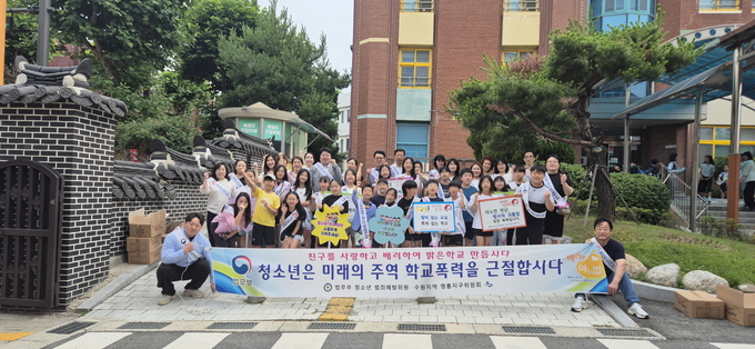 청소년범죄예방위원회가 학생들과 아동학대 예방 캠페인을 하고 있다. (사진=수원시 제공)