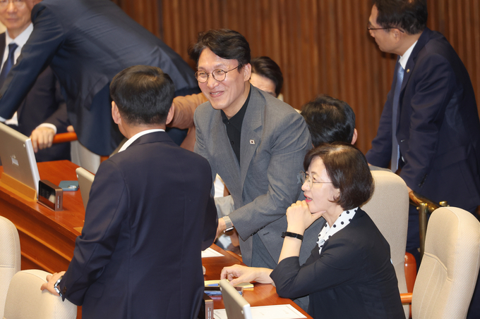 김민석 국무총리 후보자가 27일 국회 본회의장에서 의원들과 대화하고 있다. (사진=연합뉴스)