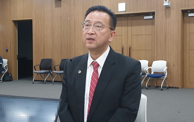 백현종(구리1) 제4기 경기도의회 국민의힘 대표의원 당선자가 지난 27일 경기도의회 국민의힘 대표 당선 직후 경기도의회에서 취재진들과 인터뷰를 하고 있다. (사진=나규항 기자)