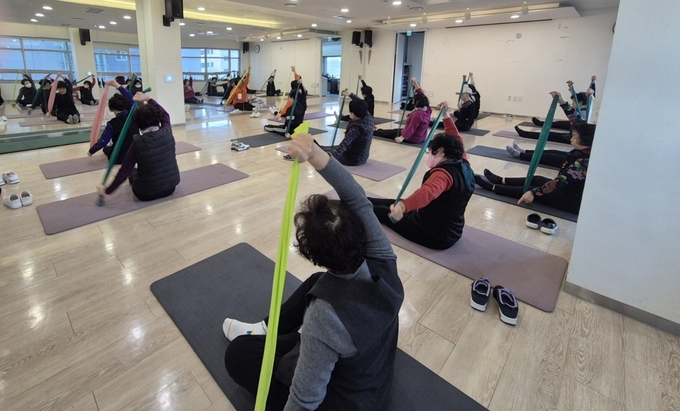 광명시 시민건강증진센터, ‘어르신 건강체조·요가교실’ 2025년 하반기 수강생 모집. (사진=광명시 제공)
