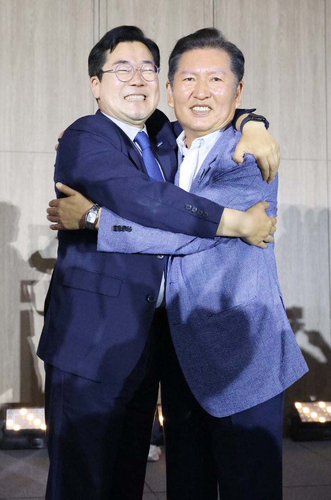 더불어민주당 최대 원외 조직 더민주전국혁신회의가 29일 오후 청주 오스코에서 전국대회를 개최한 가운데 더불어민주당 당대표 후보로 출마한 박찬대(왼쪽)·정청래 의원이 행사에 참석해 껴안으며 돈독한 모습을 보이고 있다. (사진=연합뉴스)
