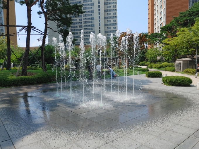 아파트 공원 바닥분수. (사진=경기도 제공)