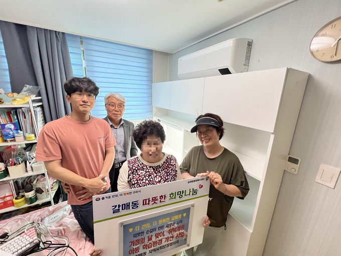 갈매동 지역사회보장협의체 관계자들이 지역내 홀로사시는 어르신을 방문,안부를 확인하며 필요한 조치를 취해 주는 등 관리를 하고 있다. (사진=갈매동 제공)
