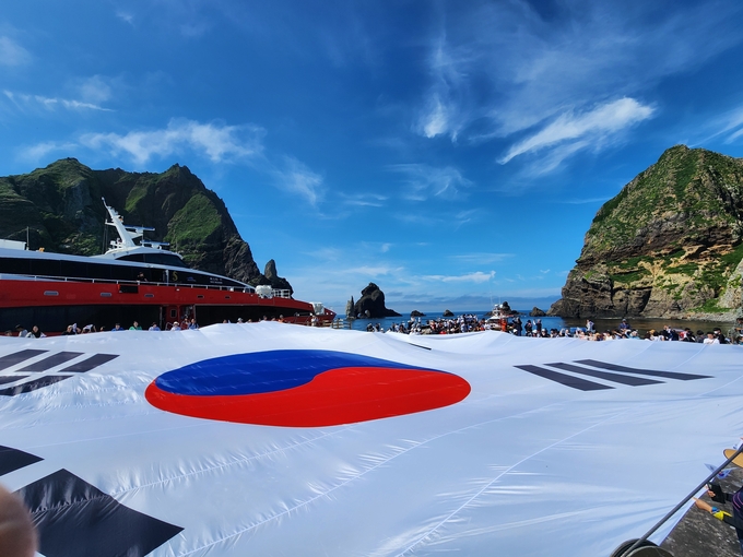  지난 28일 서경덕 성신여자대학교 교수가 시민 80명과 함께 독도의 동도 선착장에서 가로 30m 세로 20m 크기의 초대형 태극기를 펼쳤다. (사진=서 교수 제공)