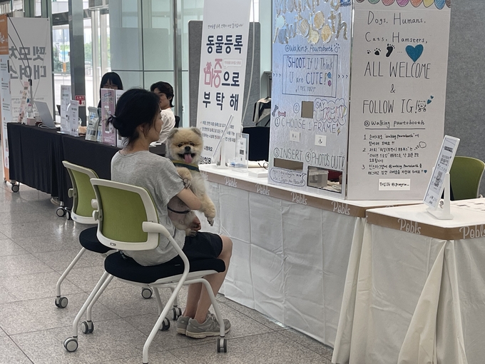 수원컨벤션센터 1층에 자리한 '마중(Majoong)' 부스에 관람객과 반려견이 앉아있다. (사진=류초원 기자)