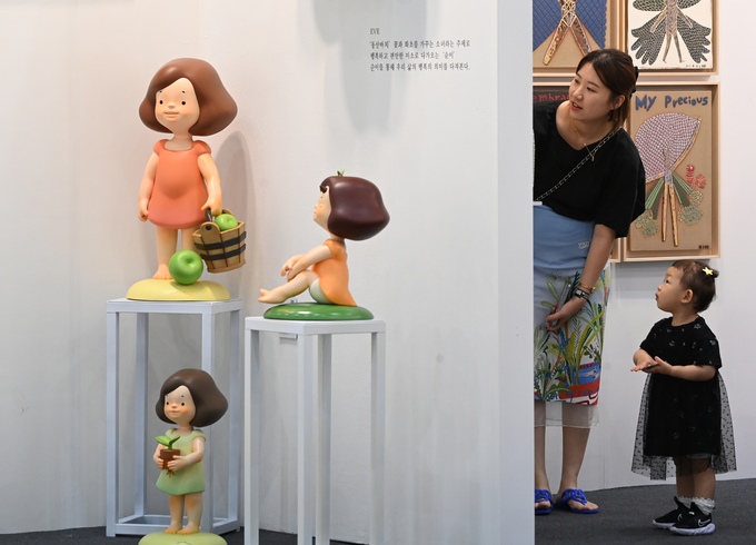 수원컨벤션센터에서 열린 ‘2025 화랑미술제 in 수원’을 방문한 시민들이 작품을 감상하고 있다. (사진=옥지훈 기자)