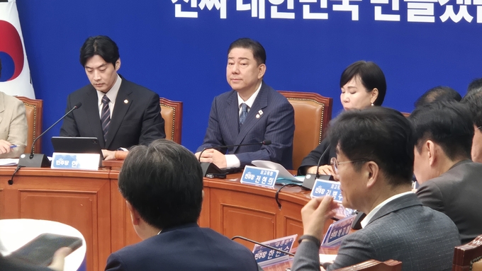 김병기(왼쪽에서 두 번째) 더불어민주당 당대표 직무대행 겸 원내대표가 30일 국회에서 열린 최고위원회의에 참석해 있다. (사진=김한별 기자)
