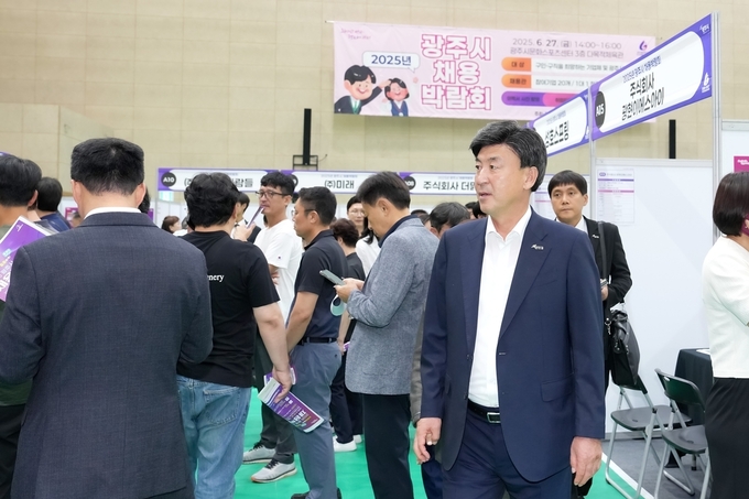 27일 광주시문화스포츠센터를 찾은 방세환 시장이 2025 광주시 채용박람회 현장을 둘러보고 있다. (사진=광주시 제공)