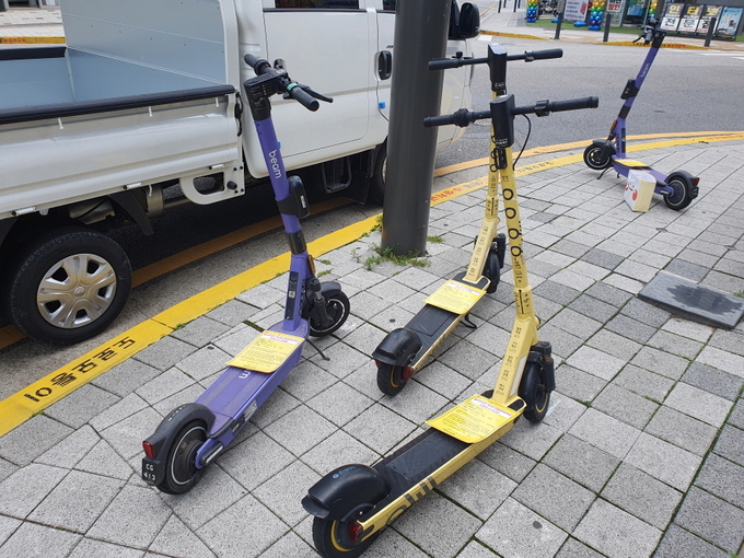 7월부터 신고접수시 견인대상인 불법주차된 전동퀵보드. (사진=하남시 제공)