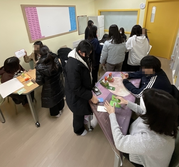 선행초등학교 상담실에서 또래상담부 행복발견여행 활동이 진행되고 있다. (사진=선행초등학교 제공)