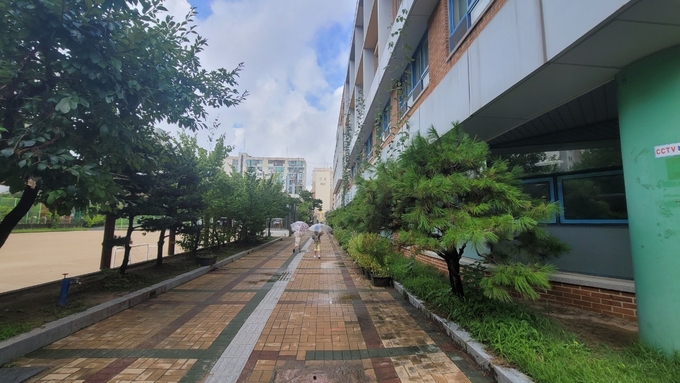 선행초등학교 교내에서 학생들이 걷고 있다. (사진=선행초등학교 제공)