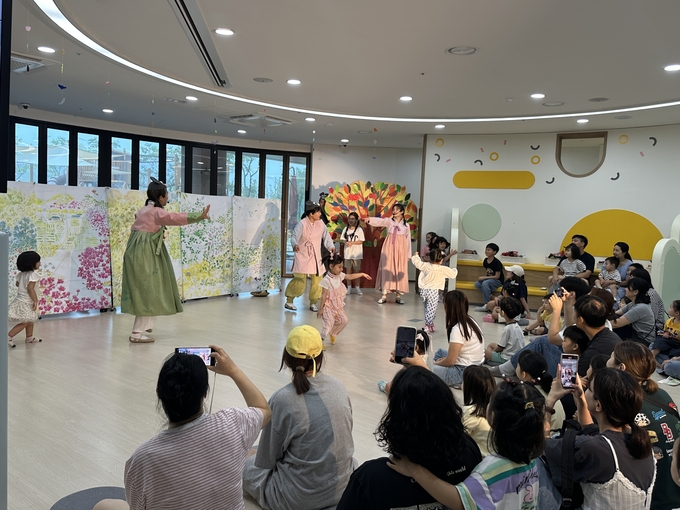 지난 28일 경기도교육청북부유아체험교육원이 경기도 내에 거주하는 다문화가정 유아와 가족을 대상으로 가족 놀이 체험 프로그램을 운영했다. (사진=경기도교육청 제공)