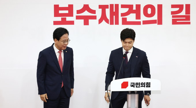 김용태 국민의힘 비상대책위원장(오른쪽)이 30일 국회에서 열린 퇴임 기자회견을 하던 중 들어온 송언석 원내대표와 인사를 마치고 있다.(사진=연합뉴스)