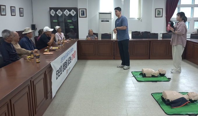 파주도시관광공사는 민통선 내 해마루촌 마을 주민들을 대상으로 심폐소생술과 자동심장충격기 사용법을 교육했다. (사진=파주도시관광공사 제공)<br>
