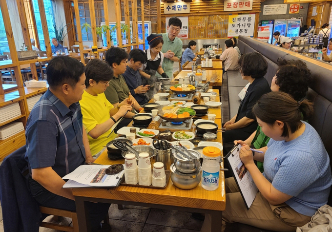 맛집평가단이 음식점 내에서 시식을 진행하고 있다. ( 사진 = 서구 제공 )