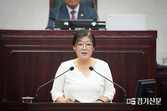 안성시의회 황윤희 의원이 제232회 제2차 본회의에서 자유발언에서 송전선로 건립과 용인 SK LNG발전소 건설에 대한 안성시의 소극적 대응을 질타하고 있다. (사진=황윤희 시의원실 제공)