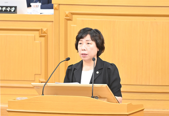 파주시의회 박은주 시의원이30일 본회의장에서 K리그 2 승격에 대해 시정질문을 하고 있다. (사진=파주시의회 제공)<br>
