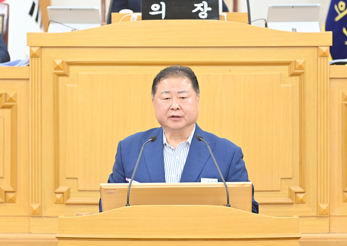 시정질문 대해 답변에 나선 김경일 파주시장. (사진=파주시의회 제공)<br>
