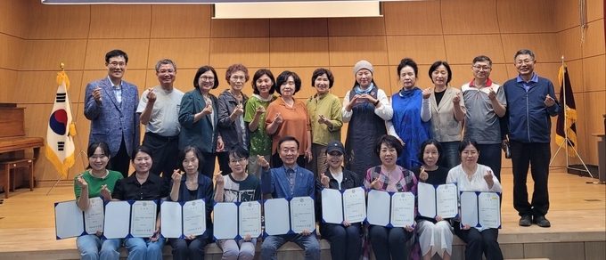 안양문화유산 신규 해설사들이 수료증 전달식을 마친 뒤 문화원 관계자와 기념촬영을 하고 있다. (사진=안양문화원 제공)