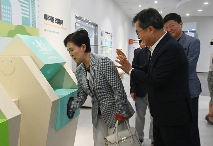 김동연 경기도지사와 강금실 기후대사가 30일 오전 시흥시 시흥에코센터에서 열린 경기도 기후도민총회 출범식에 참석하기 전 센터를 둘러보고 있다.