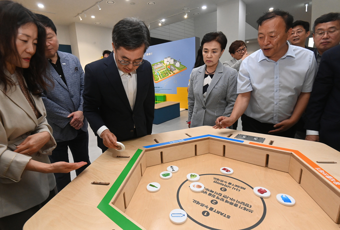 김동연 경기도지사와 강금실 기후대사가 30일 오전 시흥시 시흥에코센터에서 열린 경기도 기후도민총회 출범식에 참석하기 전 센터를 둘러보고 있다.