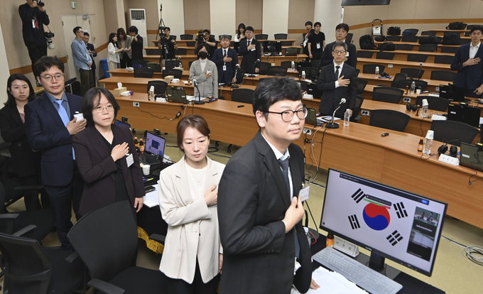  지난 26일 경기도 고양시 사법연수원에서 열린 전국법관대표회의에서 의장을 맡은 김예영 서울남부지법 부장판사(앞줄 오른쪽 세번째)를 비롯한 참석자들이 국기에 경례를 하고 있다. (사진=연합뉴스)