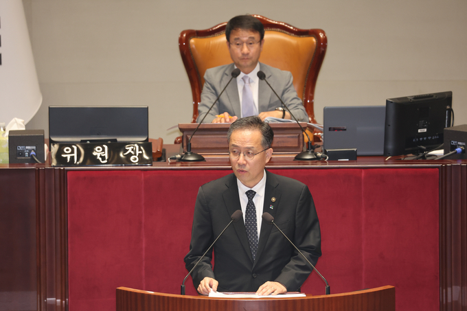30일 국회에서 열린 예산결산특별위원회 전체회의에서 이형일 기획재정부 장관 직무대행 1차관이 제안설명하고 있다. (사진=연합뉴스)