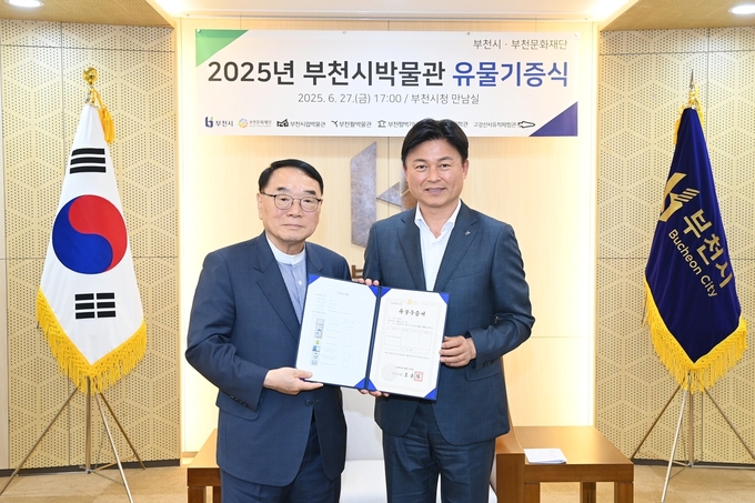 조용익 부천시장(우측)과 이해선 전 부천시장(좌측)이 기념사진을 찍고 있다. (사진=부천문화재단 제공)