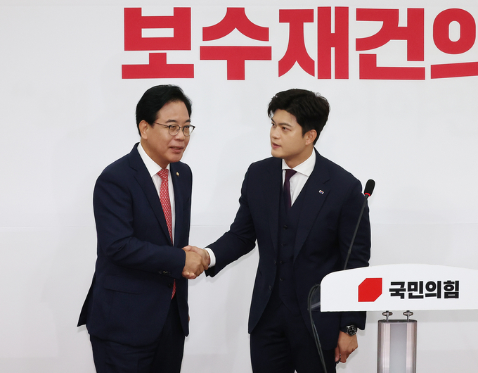 김용태 국민의힘 비상대책위원장(오른쪽)이 30일 국회에서 퇴임 기자회견을 하던 중 들어온 송언석 원내대표와 인사하고 있다. (사진=연합뉴스)