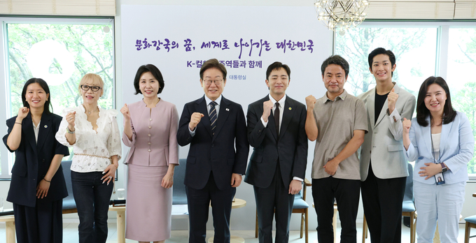  이재명 대통령과 김혜경 여사가 30일 서울 용산 대통령실 파인그라스에서 열린 문화예술계 수상자 간담회를 마치며 참석자와 기념촬영을 하고 있다. (사진=연합뉴스)