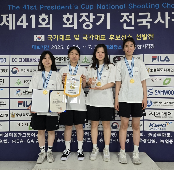 30일 청주종합사격장에서 열린 '제41회 회장기 전국사격대회' 닷새째 여자고등부 50m 복사 단체전에서 우승한 고양 주엽고 선수들이 기념사진을 찍고 있다. (사진=주엽고 사격팀 제공)