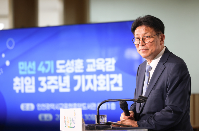 30일 도성훈 인천시교육감이 시교육청 중앙도서관 1층 로비에서 열린 민선 4기 취임 3주년 기자회견 중 한 질문을 받고 있다. ( 사진 = 인천시교육청 제공 ) 
