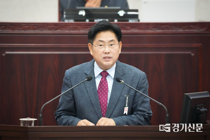 안성시의회 최호섭 운영위원장이 제232회 제1차 정례회 본회의에서 용인 SK하이닉스 반도체클러스터 폐수 유입에 대해 시정질문을 하고 있다. (사진=안성시의회 제공)