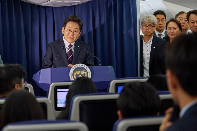 주요 7개국(G7) 정상회의 참석을 위해 출국한 이재명 대통령이 지난 6월 16일(현지시각) 캐나다 앨버타주 캘거리로 향하는 공군 1호기에서 기자간담회를 하고 있다. (사진=연합뉴스)