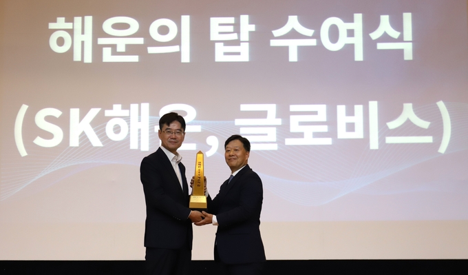 현대글로비스는 지난달 27일 개최된 해운선사 사장단 연찬회에서 ‘300만CEU 해운의 탑’을 수상했다. 김정석 현대글로비스 해운사업부장(오른쪽)이 허만욱 해양수산부 해운물류국장으로부터 수상하고 있는 모습. (사진=현대글로비스 제공)