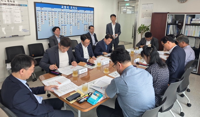 지난 6월 30일 인천시청에서 열린 간담회에서 김인수 시 교통국장과 광역버스 운수사 대표들이 의견을 나누고 있다. ( 사진 = 인천시 제공 )