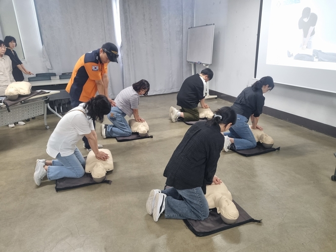 경기도 1인가구 병원 안심동행 사업 직무역량 강화 교육 참가자들이 응급처치 교육을 받고 있다. (사진=경기도 제공)