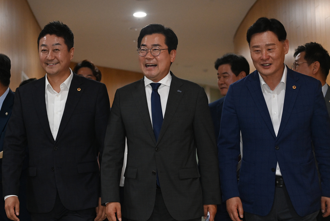 박찬대 더불어민주당 당대표 후보자가 김진경 경기도의장, 최충현 의원과 함께 1일 오전 경기도의회에서 열린 도의원 간담회에 참석하고 있다.