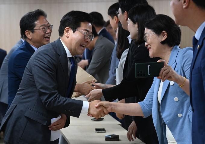 박찬대 더불어민주당 당대표 후보자가 1일 오전 수원시 영통구 경기도의회를 방문해 도의원들과 간담회를 갖기 전 인사를 나누고 있다.