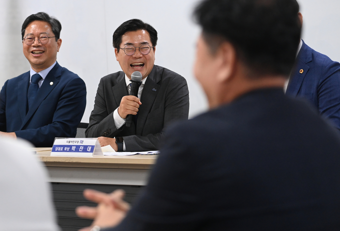 박찬대 더불어민주당 당대표 후보자가 1일 오전 수원시 영통구 경기도의회를 방문해 도의원들과 간담회를 갖고 있다.