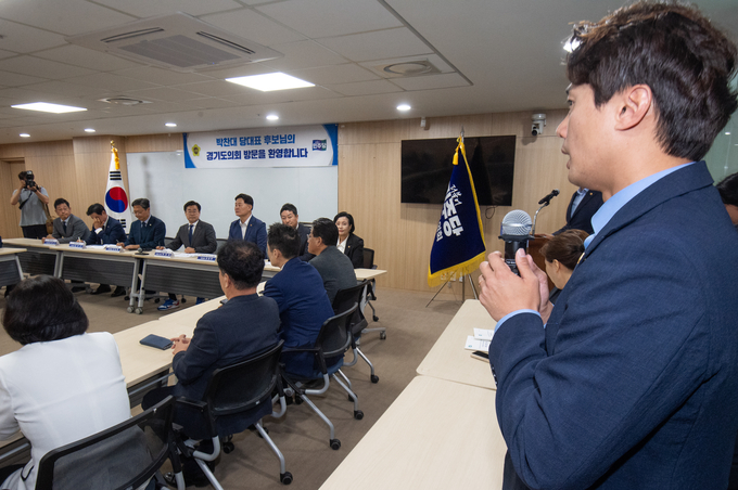 박찬대 더불어민주당 당대표 후보자가 1일 오전 수원시 영통구 경기도의회에서 황대호 도의원에게 질의를 받고 있다.