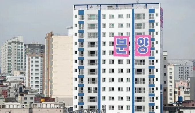 악성 미분양으로 불리는 준공 후 미분양 주택에 분양 광고 현수막이 붙어있다. (사진=연합뉴스 제공)