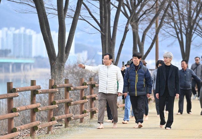 이현재 하남시장이 지난해 2월 미사한강모랫길을 맨발로 걸으며 모랫길을 점검하고 있다. (사진=하남시 제공)